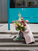 357-flowers-woman-frankfurt-th