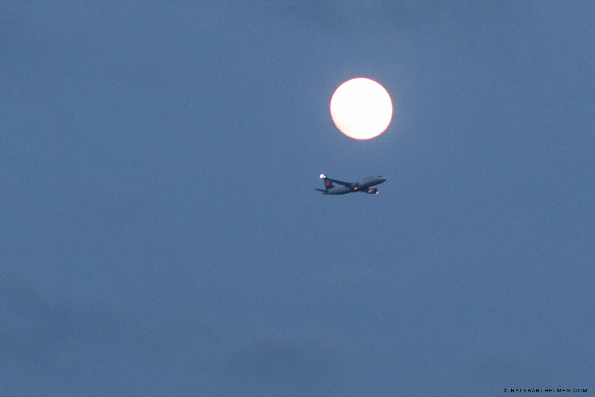 361-airplane-moon-frankfurt-foto